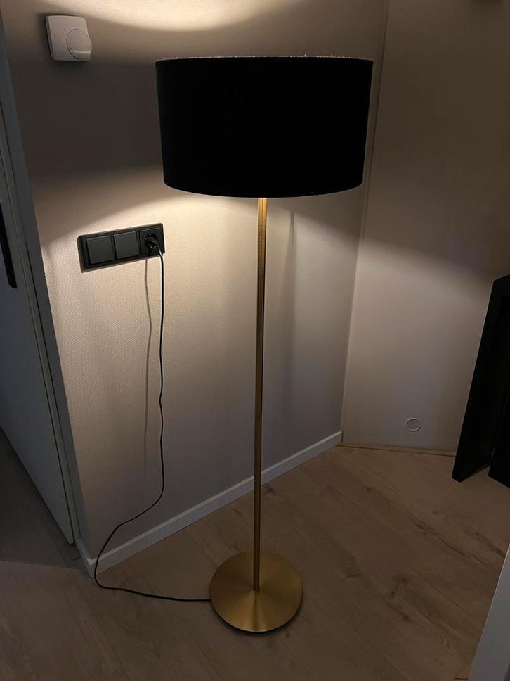 Gouden vloerlamp met zwarte velvet kap, Huis en Inrichting, Lampen | Vloerlampen, Zo goed als nieuw, 100 tot 150 cm, Metaal, Ophalen