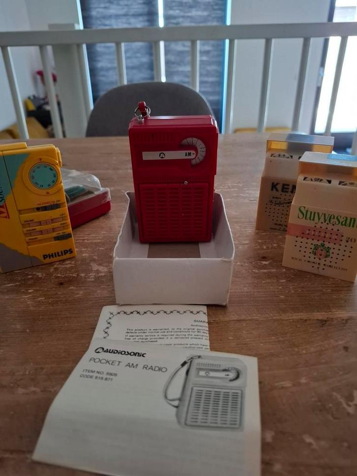 VINTAGE RETRO WERKEND ZGAN TRANSISTOR KNALRODE POCKET RADIO, Antiek en Kunst, Antiek | Tv's en Audio, Ophalen of Verzenden