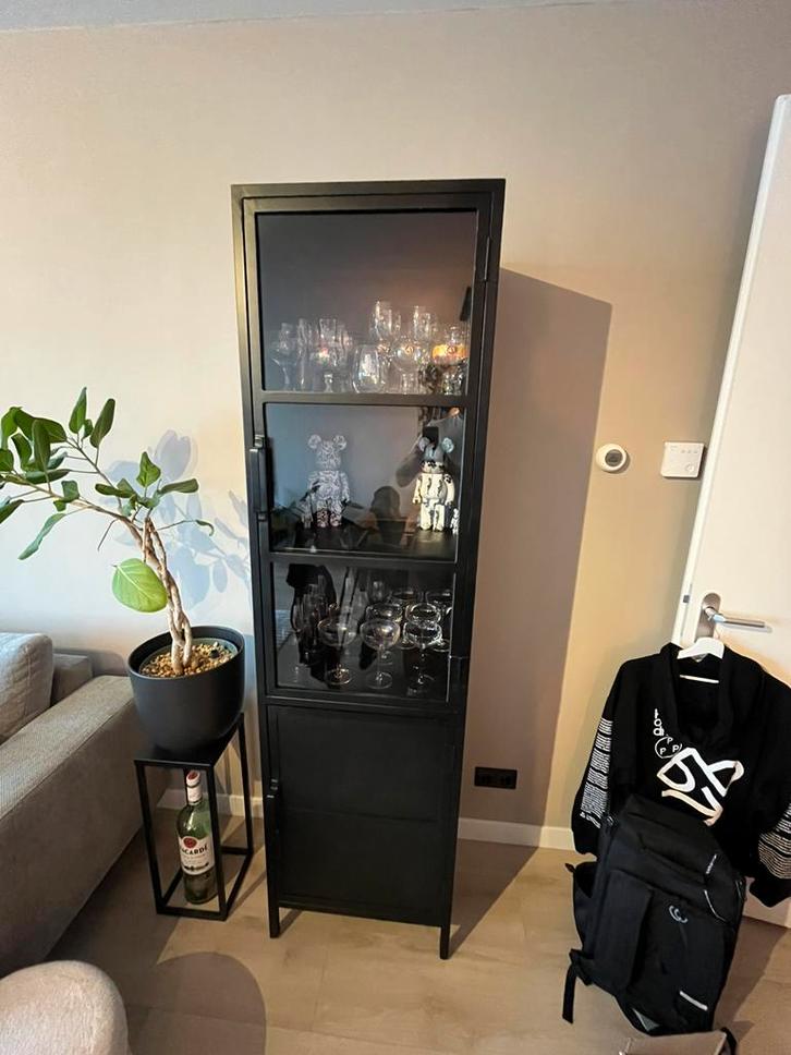 Zwarte Vitrinekast van Profijt Meubel (metaal), Huis en Inrichting, Kasten | Vitrinekasten, Zo goed als nieuw, Minder dan 100 cm