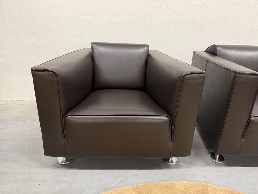 2 Nieuwstaat Design on Stock Blizz fauteuil bruin leer Stoel, Huis en Inrichting, Design on Stock, Ophalen of Verzenden, Zo goed als nieuw