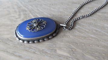 Zilveren collier en langwerpige ovale hanger / blauwe steen beschikbaar voor biedingen