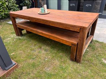 Tuintafel met bijbehorende banken van massief hout 220x97cm beschikbaar voor biedingen