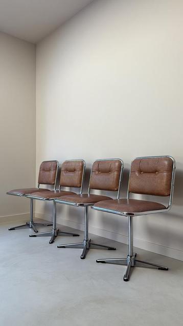 Vier vintage draaibare chromen stoelen met skai leer beschikbaar voor biedingen