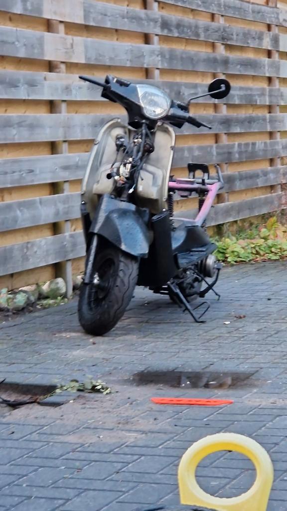 BTC Riva Project Scooter - Geel Kenteken, Fietsen en Brommers, Brommers | Schadebrommers, Overige merken, Maximaal 45 km/u, Ophalen of Verzenden