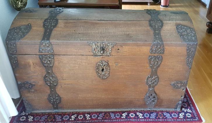 Antieke robuuste dekenkist. Donkerbruin hout, Antiek en Kunst, Antiek | Woonaccessoires, Ophalen