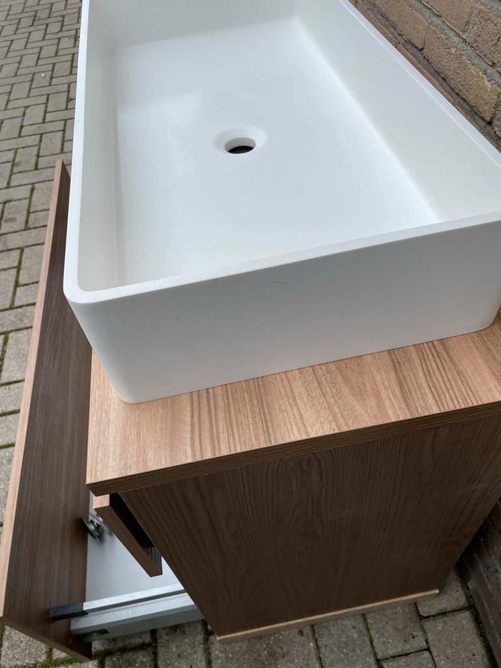 Badmeubel walnoot met solid surface wastafel, Huis en Inrichting, Badkamer | Badkamermeubels, Gebruikt, Wasbak of Wastafel, Minder dan 100 cm