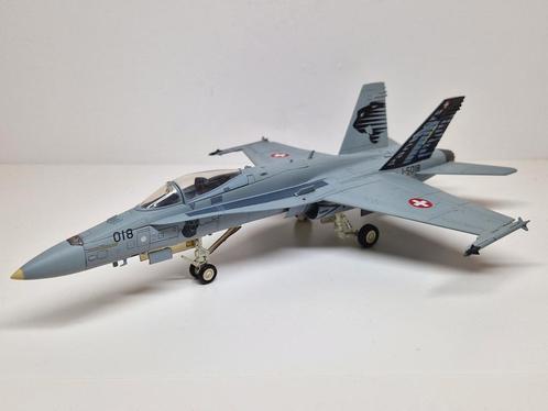 HobbyMaster F/A-18C J-5018 18th Sqn "Panther" 1:72., Verzamelen, Luchtvaart en Vliegtuigspotten, Zo goed als nieuw, Schaalmodel