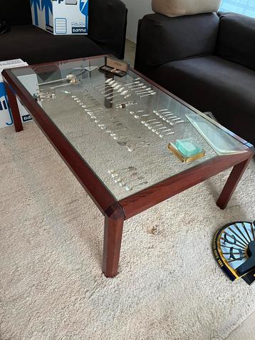 Salontafel hout met glasplaat beschikbaar voor biedingen