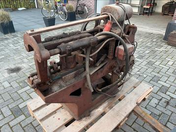 Beugelzaag 380V oud beschikbaar voor biedingen