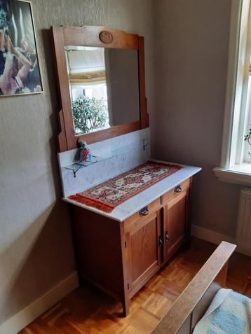 Vintage commode beschikbaar voor biedingen