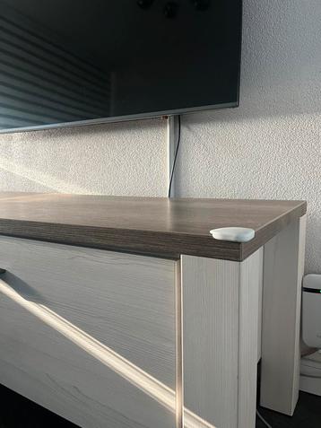 Tv-meubel te koop beschikbaar voor biedingen