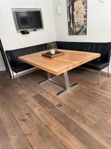 eethoek met lederen hoekbank en massief houten tafel beschikbaar voor biedingen