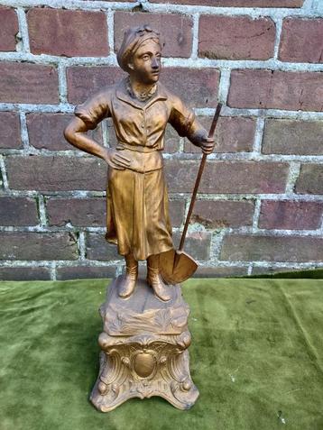 19e Eeuws beeld van een vrouw met schep. beschikbaar voor biedingen