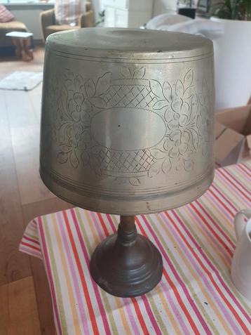 Vintage Metalen Lampenkap met Bloemenmotief beschikbaar voor biedingen