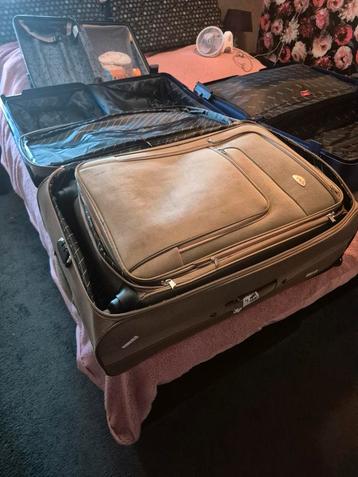 2 Koffers - Gebruikt beschikbaar voor biedingen