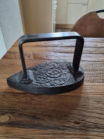 Te koop antiek strijkijzer beschikbaar voor biedingen