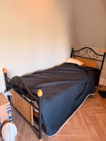 Mooi Eenpersoonsbed met Metalen Frame beschikbaar voor biedingen