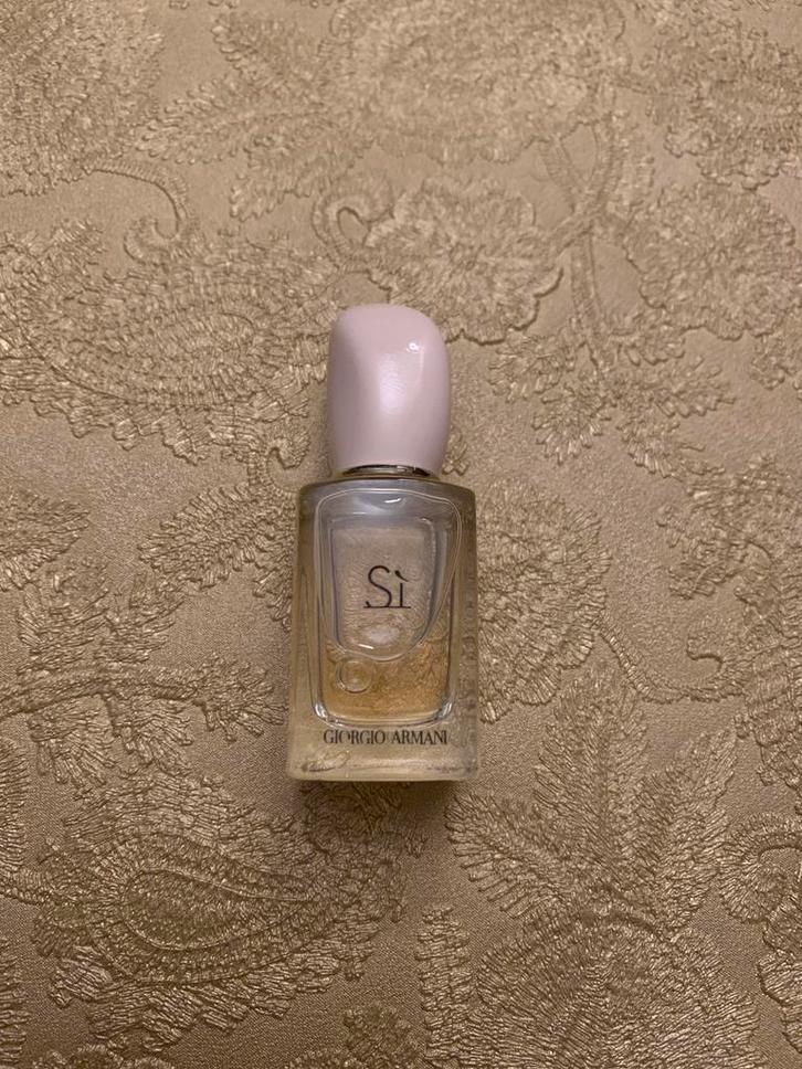 Giorgio Armani Si miniatuur 7ML, Verzamelen, Parfumverzamelingen, Zo goed als nieuw, Miniatuur, Gevuld, Ophalen