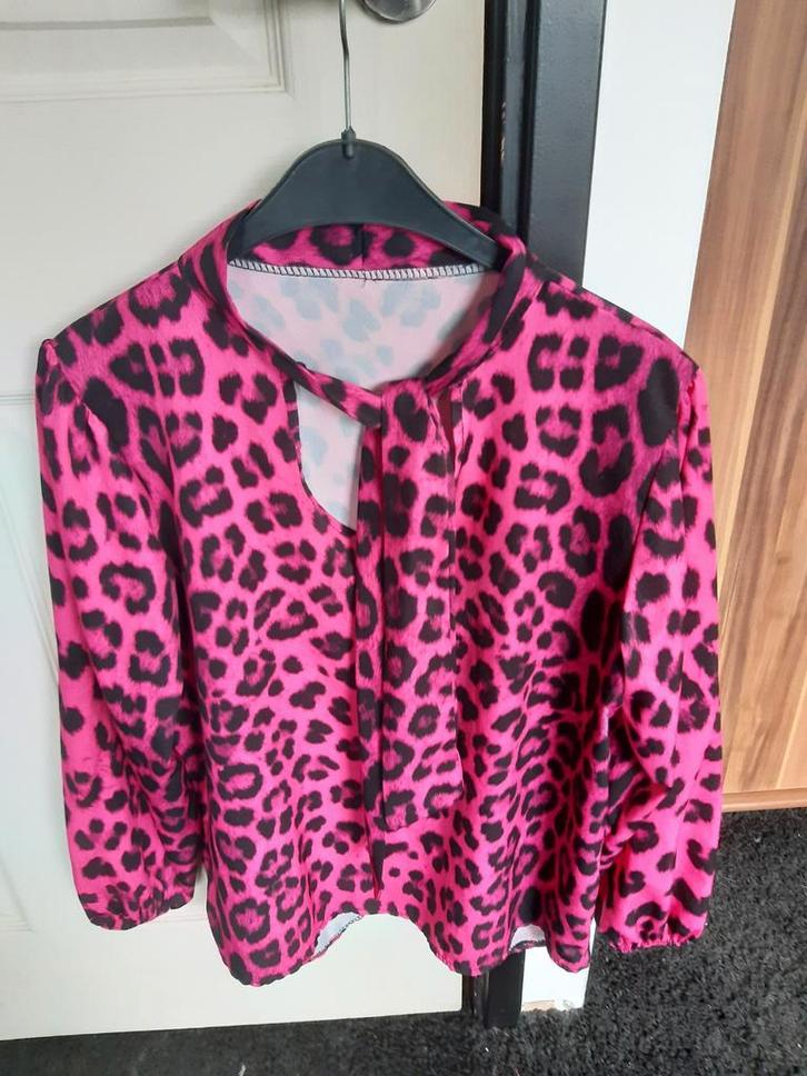 Roze Panterprint Strikblouse Maat 38/40, Kleding | Dames, Blouses en Tunieken, Zo goed als nieuw, Maat 38/40 (M), Roze, Ophalen of Verzenden