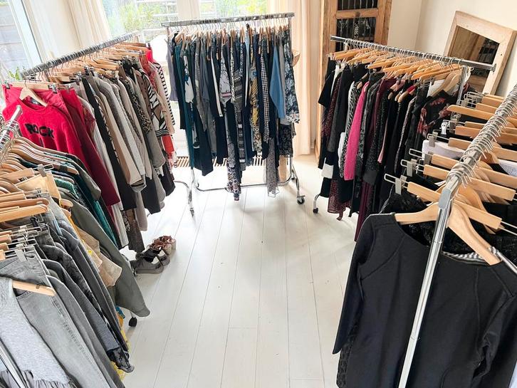 Partij merk- en designerkleding, 200 stuks (of gedeelte), Kleding | Dames, Dames-kledingpakketten, Nieuw, Ophalen of Verzenden