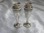 2 Mooie kleine antieke zilveren miniatuur vaasjes, Ophalen, Zilver