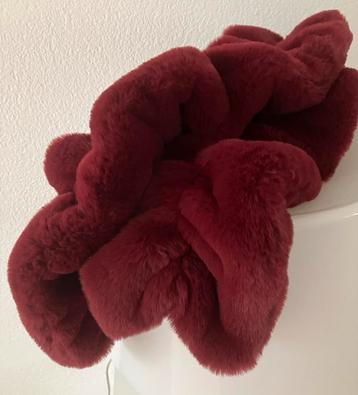 Diep donkerrode sjaal (namaak) bont lengte 90 cm beschikbaar voor biedingen