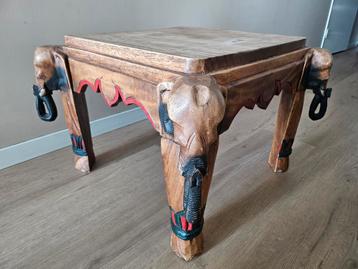 Hand Carved Elephant Table beschikbaar voor biedingen