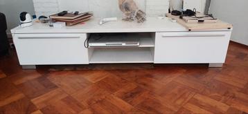 Tv kast hoogglans wit . 15 euro mag hij weg