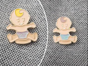 2 grappige pins van baby's te koop beschikbaar voor biedingen