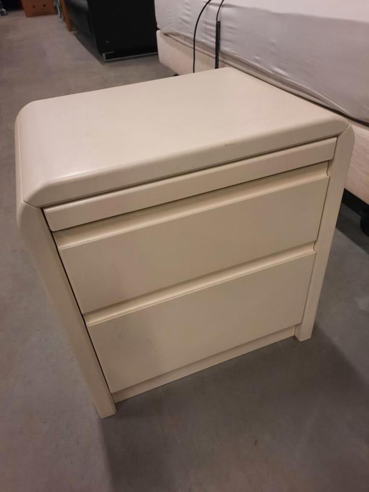 Robuust wit nachtkastje met uitschuifbaar plateau en 2 laden, Huis en Inrichting, Slaapkamer | Nachtkastjes, Gebruikt, Minder dan 55 cm