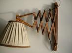 Oude scharnier lamp woodstock - zeer nette staat, Huis en Inrichting, Lampen | Wandlampen, Vintage, Zo goed als nieuw, Hout, Ophalen