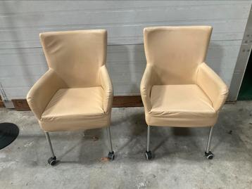 2 Verrijdbare eetkamerstoelen beschikbaar voor biedingen