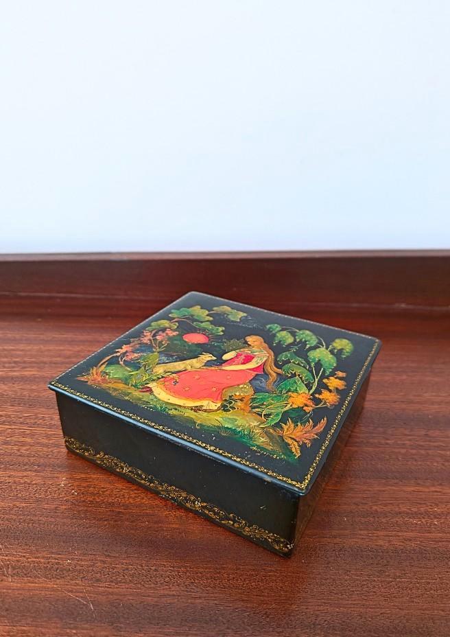 Palekh lakdoos door Nina Fedorova - jaren 70, Antiek en Kunst, Curiosa en Brocante, Verzenden