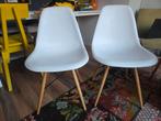 2 Witte Eetkamerstoelen - Kunststof Kuip, Houten Poten, Huis en Inrichting, Stoelen, Ophalen, Wit, Kunststof, Vijf, Zes of meer stoelen