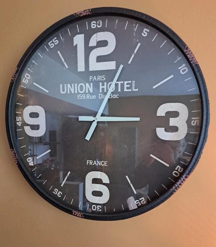 Industriële Wandklok - Union Hotel Paris, Huis en Inrichting, Woonaccessoires | Klokken, Gebruikt, Wandklok, Analoog, Ophalen