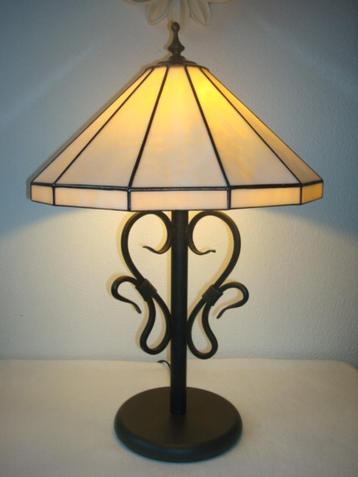 Tiffany Tafellamp Art Deco Stijl Hoog.63 cm Diam. 41 cm beschikbaar voor biedingen