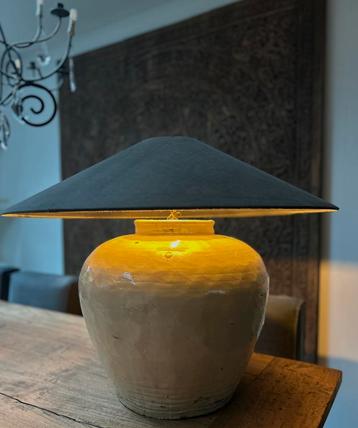 Grote monochrome Chinese kruiklamp zonder de kap beschikbaar voor biedingen