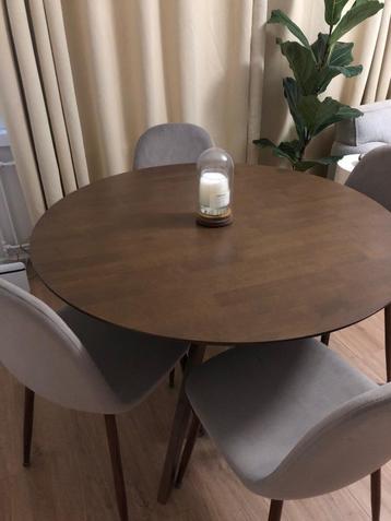 Ronde eettafel met 4 stoelen beschikbaar voor biedingen