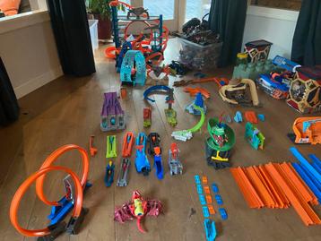 Hot wheels, garage en veel sets en autootjes beschikbaar voor biedingen