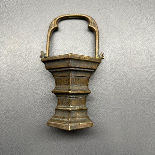 Brocante bronzen wijwaterbakje met bijhorende ophanghaak, Antiek en Kunst, Antiek | Religie, Ophalen