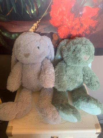Twee konijnen knuffels beschikbaar voor biedingen