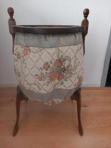 Houten Wolmand met Klassieke Bekleding beschikbaar voor biedingen