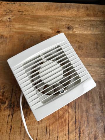 Witte Ventilator, 230volt beschikbaar voor biedingen