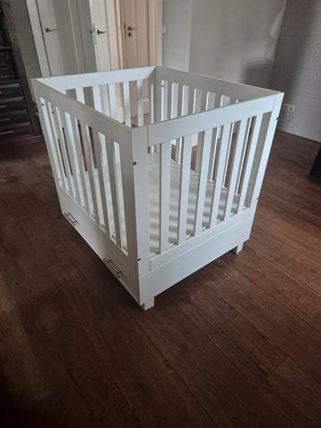 Kinderbox met lade en en in hoogte verstelbare plank beschikbaar voor biedingen