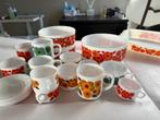 Arcopal kopjes set - Vintage bloemen design, Huis en Inrichting, Keuken | Servies, Gebruikt, Ophalen of Verzenden, Glas, Overige stijlen