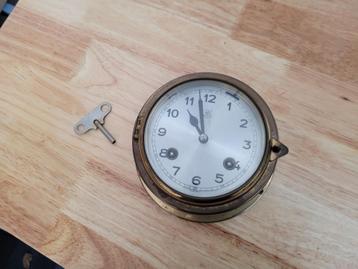 schitterende messing klok wekker voor aan de muur met sleute beschikbaar voor biedingen