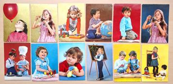 Ansichtkaarten met kinderen (34 stuks) beschikbaar voor biedingen