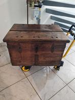 Antieke houten kist met smeedijzeren beslag - salontafel, Ophalen, Zo goed als nieuw, Minder dan 50 cm