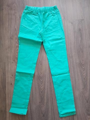 Zo goed als nieuwe groene elastische broek Maat S  beschikbaar voor biedingen
