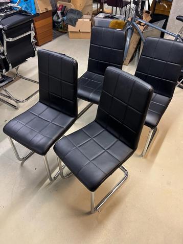 4 zwarte stoelen beschikbaar voor biedingen
